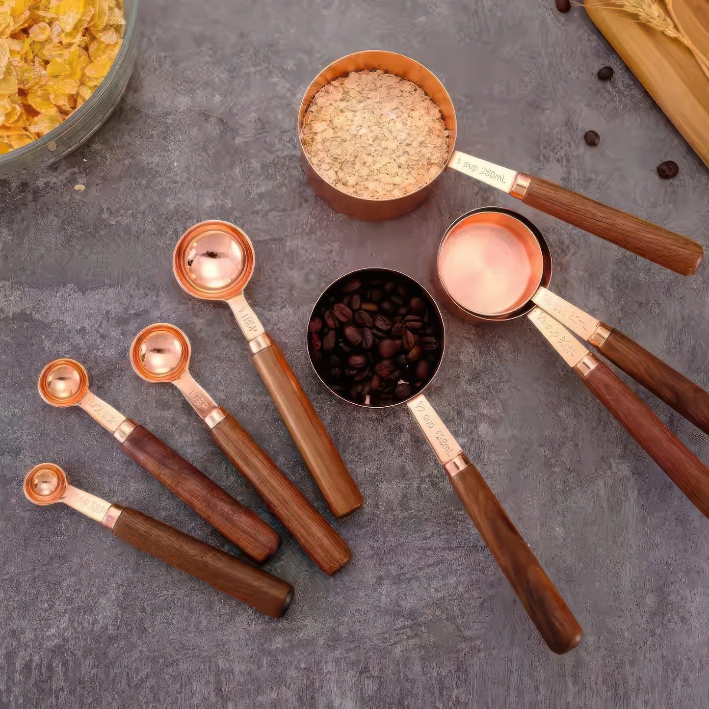 Messset aus kobberbeschichtetem Edelstahl mit Walnuss-Holzgriffen